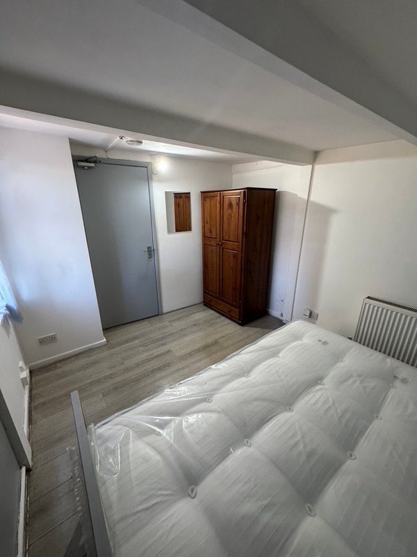 Room Ifield Drive in Crawley