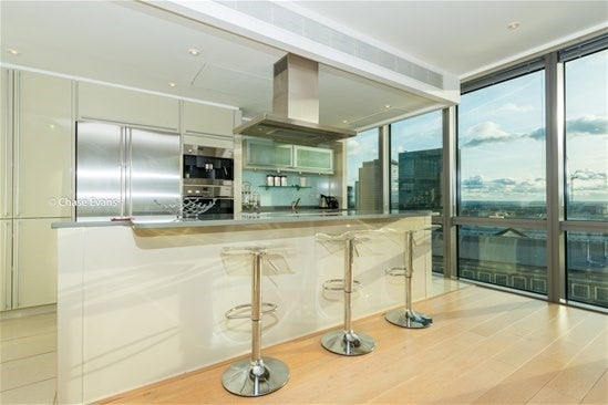 Flat Hertsmere Road in Greater London