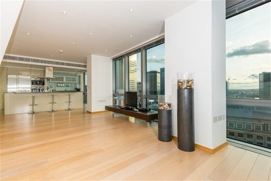 Flat Hertsmere Road in Greater London