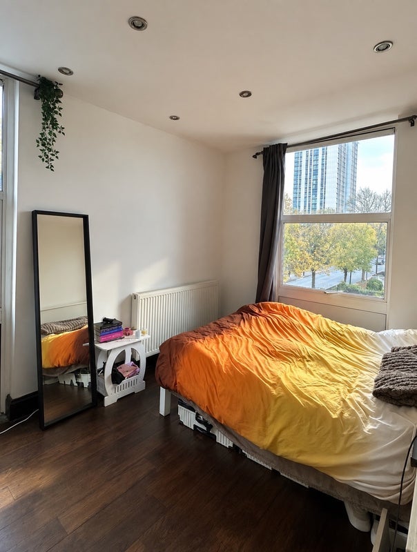 Room Hawtrey Road in Greater London