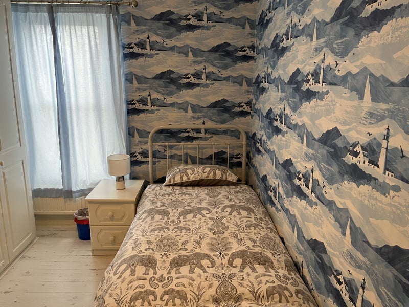 Room Woodcroft Road in Greater London