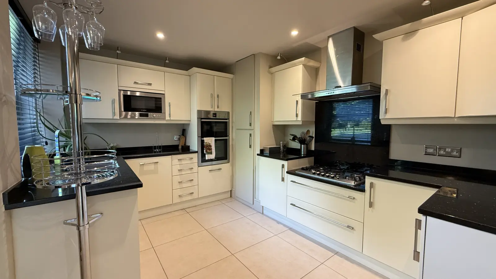 Flat Osprey Close in Greater London