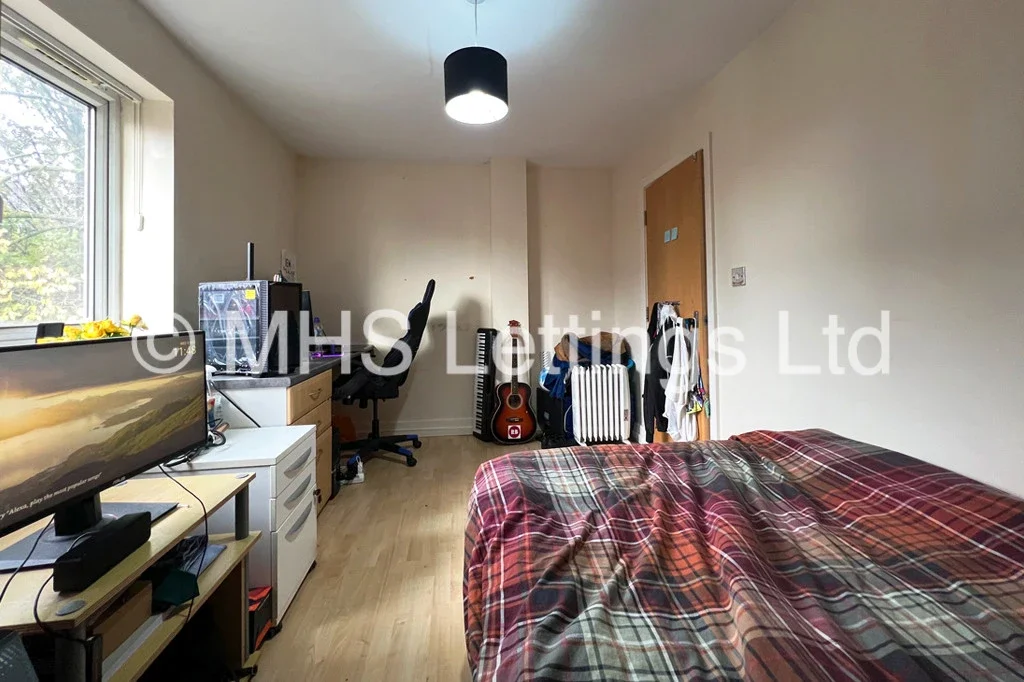 Flat Headingley Avenue in Leeds