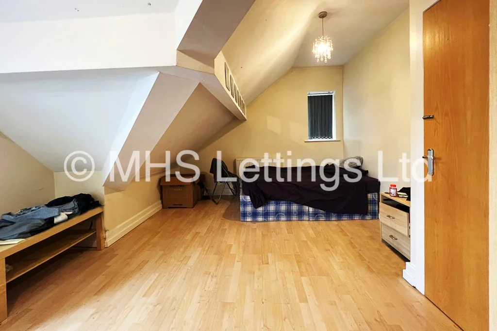 Flat Headingley Avenue in Leeds
