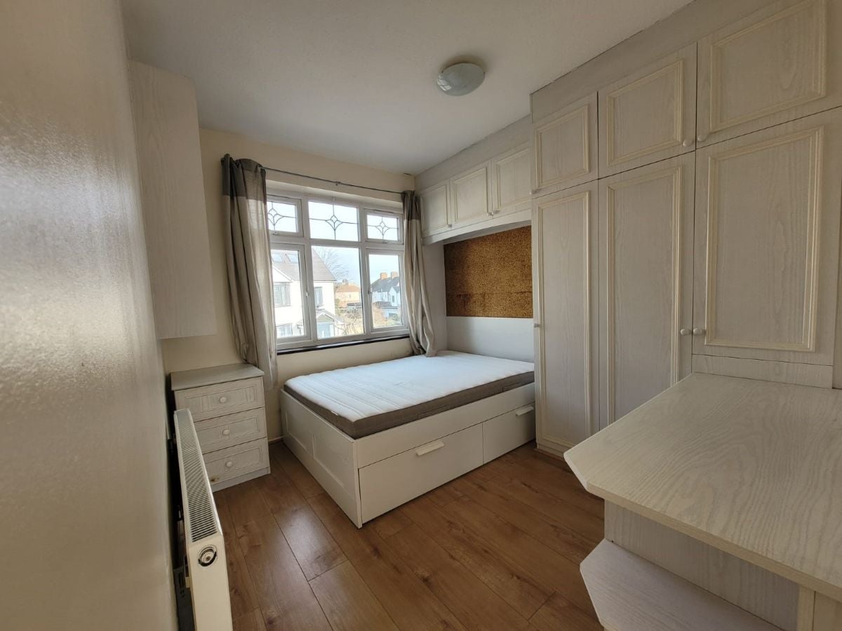 Flat Avondale Crescent in Greater London
