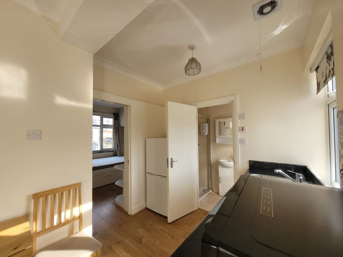 Flat Avondale Crescent in Greater London