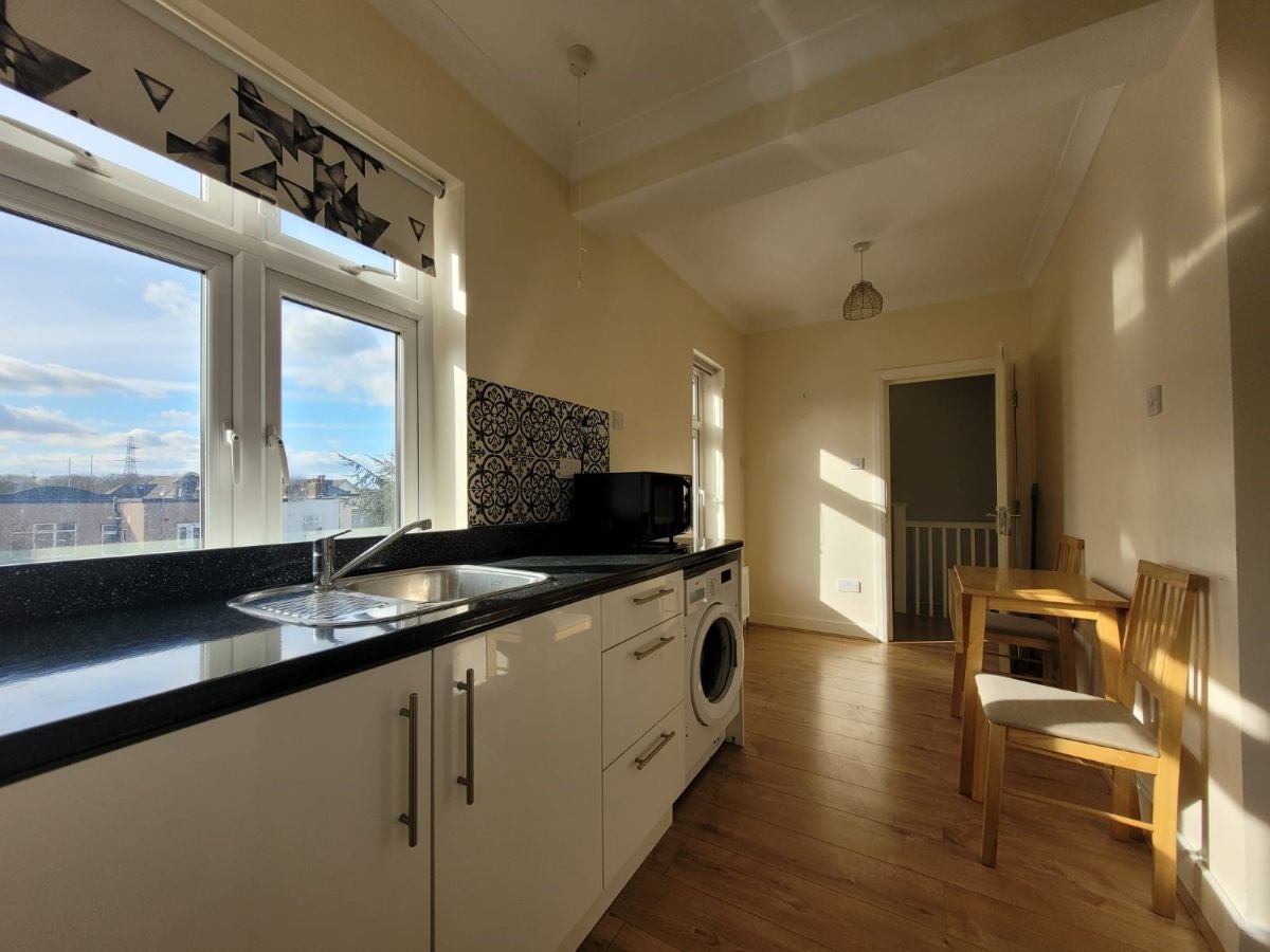 Flat Avondale Crescent in Greater London