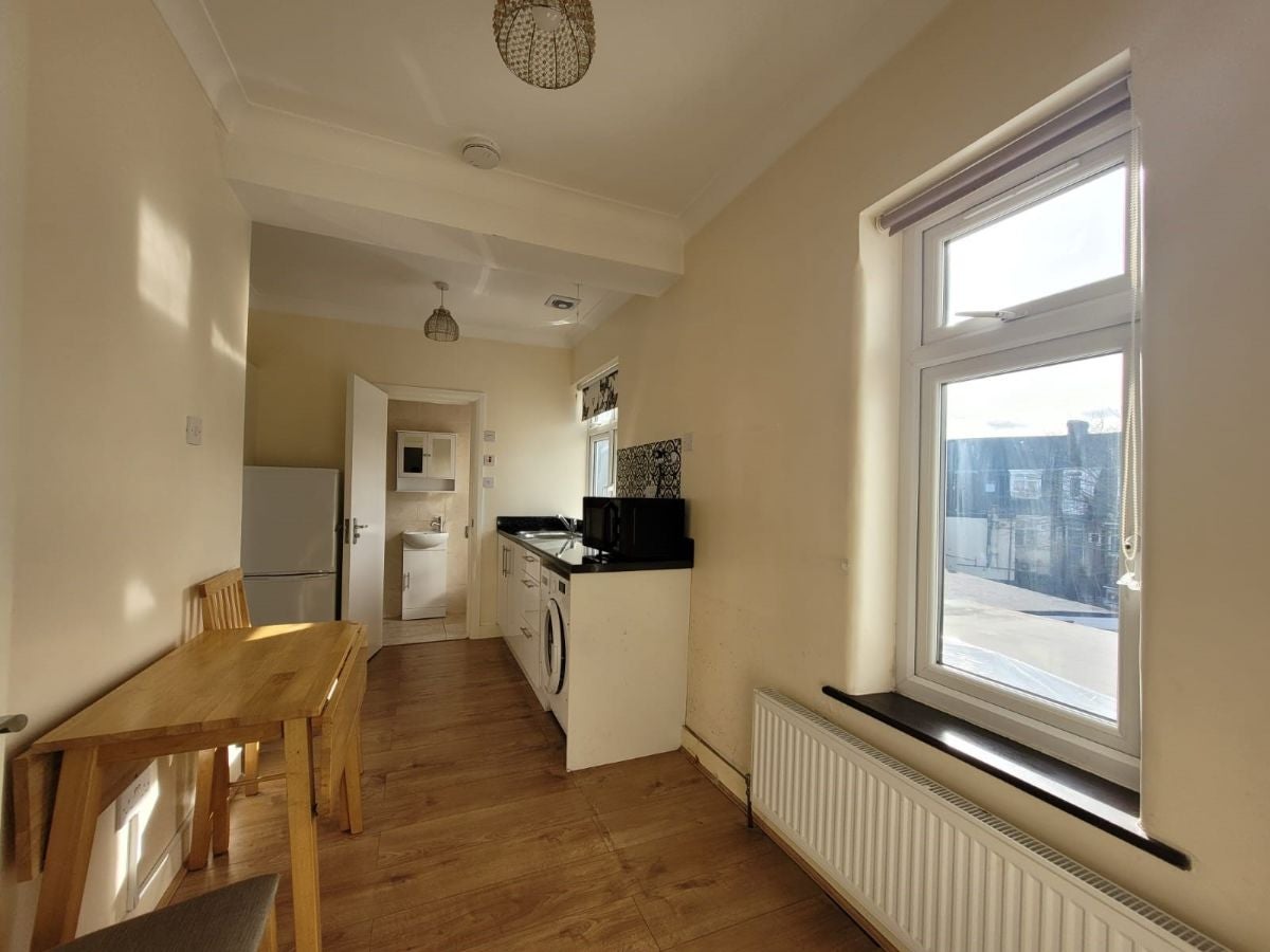 Flat Avondale Crescent in Greater London