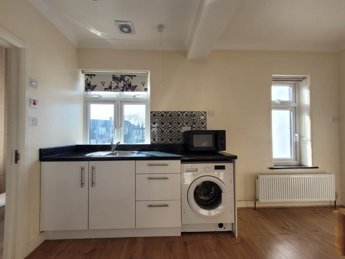 Flat Avondale Crescent in Greater London