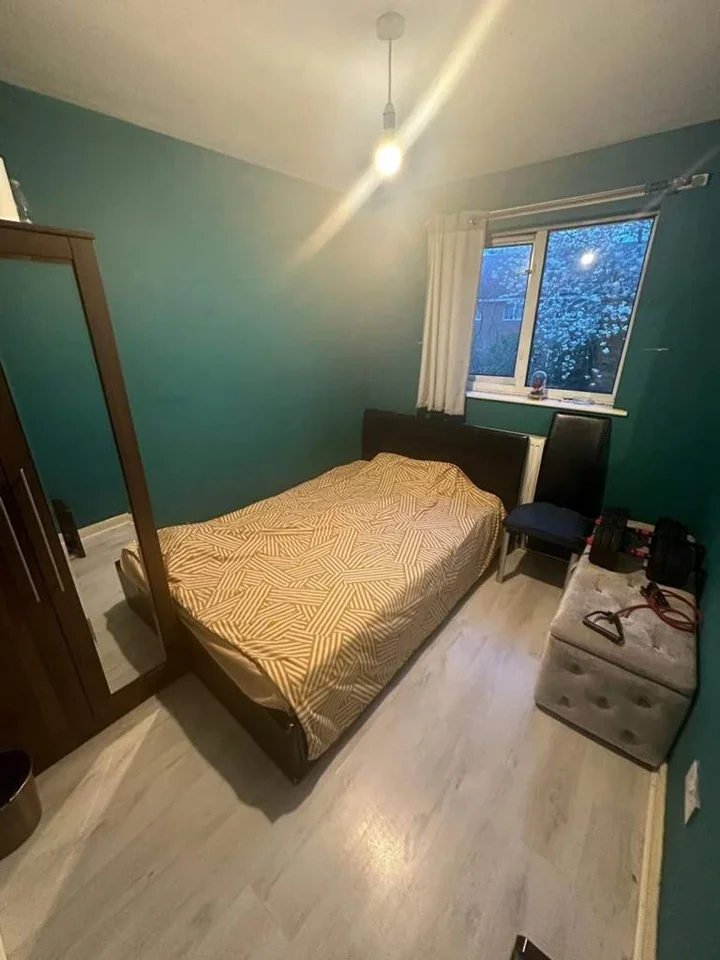 Room Goddards Way in Greater London