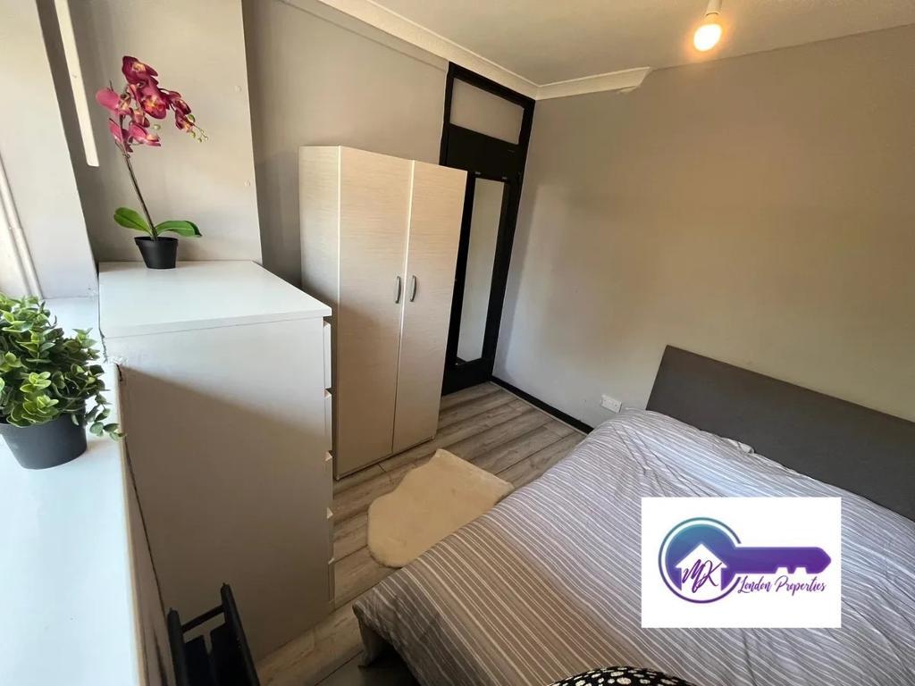 Flat Hind Grove in Greater London