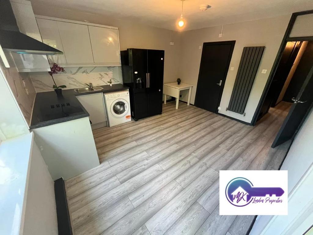 Flat Hind Grove in Greater London