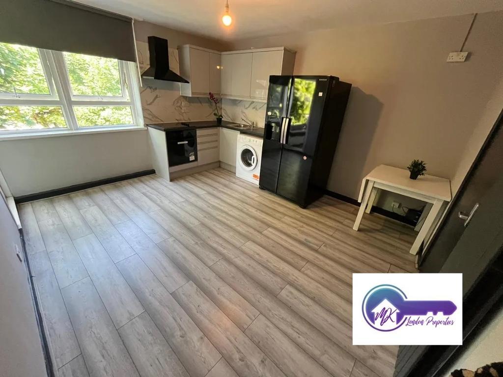 Flat Hind Grove in Greater London