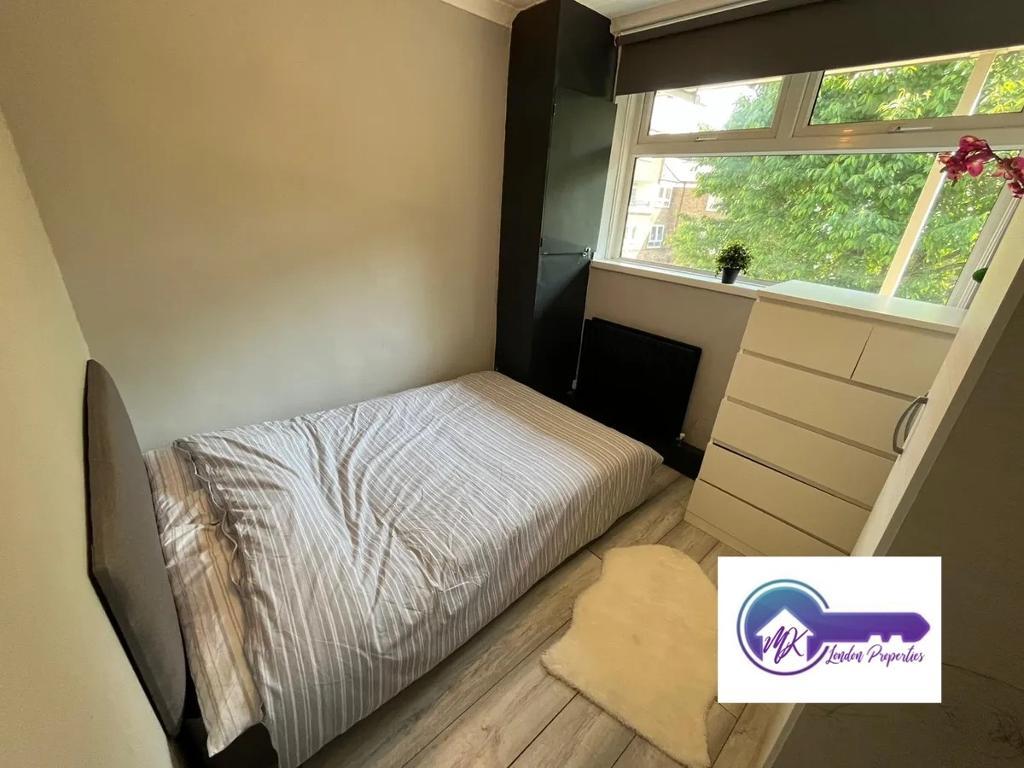 Flat Hind Grove in Greater London