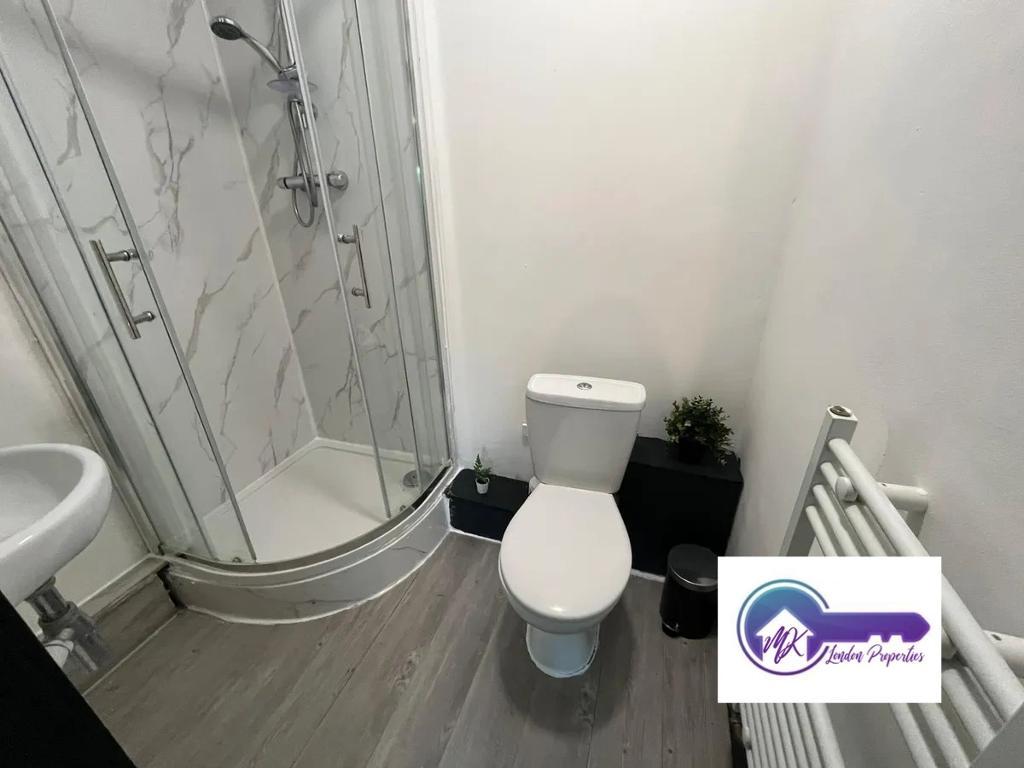 Flat Hind Grove in Greater London