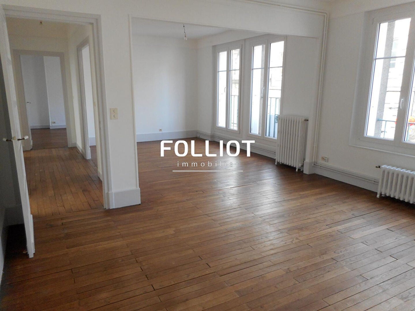 Flat Place du Parvis Notre-Dame in Coutances