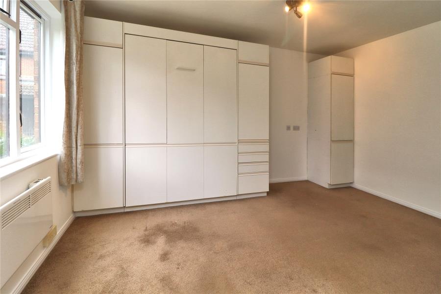 Flat Tintagel Way in Woking
