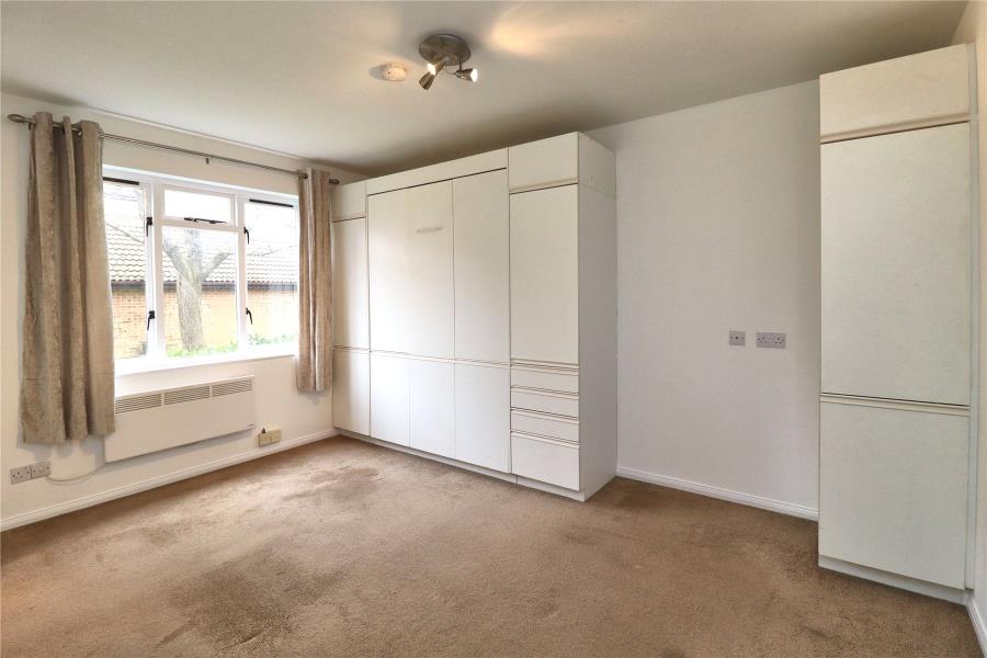Flat Tintagel Way in Woking