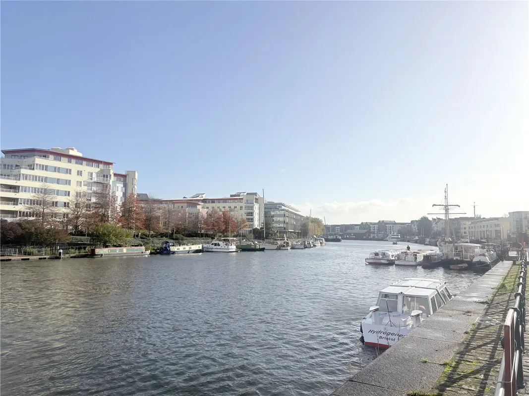 Flat Gas Ferry Road in Bristol