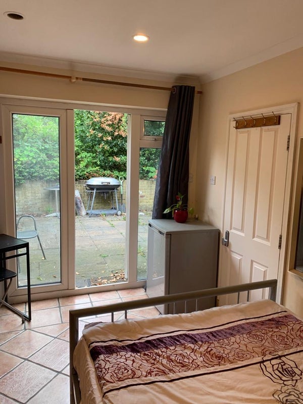 Room Lynton Road in Greater London