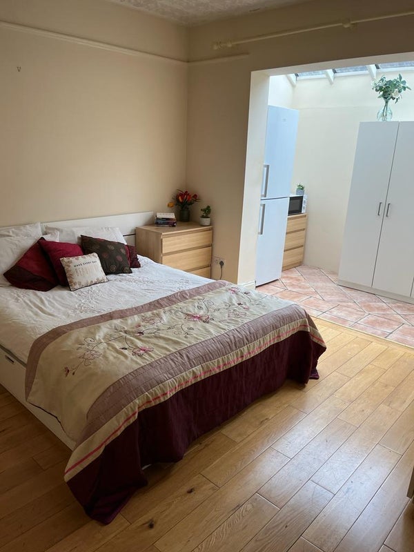 Room Lynton Road in Greater London
