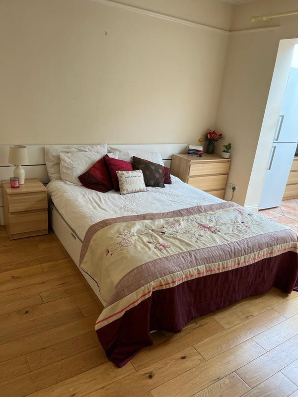 Room Lynton Road in Greater London