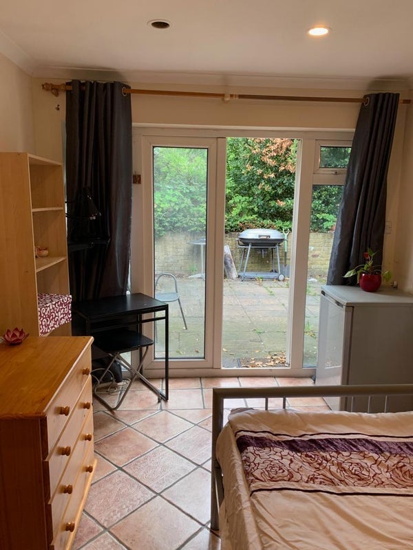 Room Lynton Road in Greater London