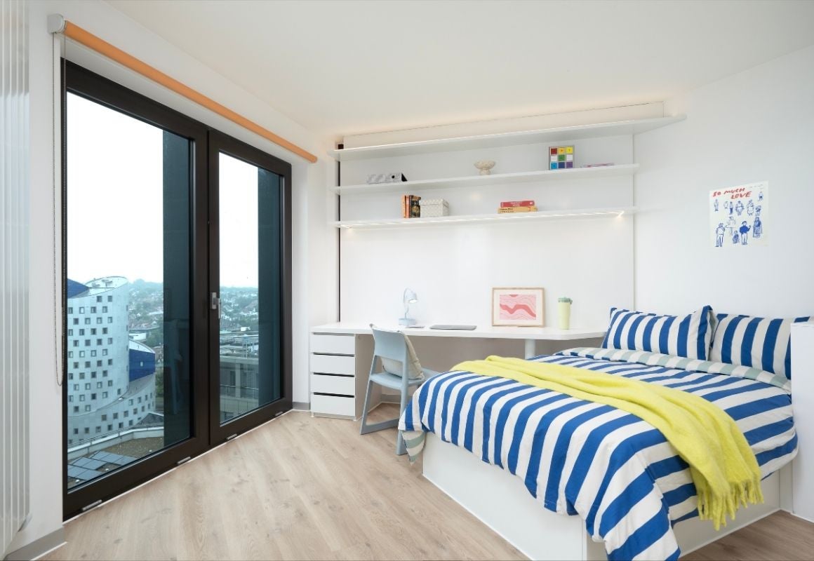 Room Fulton Road in Greater London