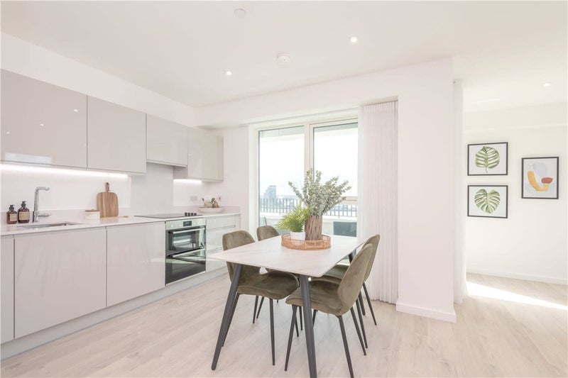 Room Heartwell Avenue in Greater London