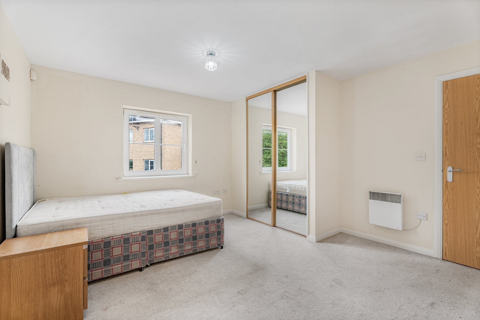 Flat Spring Grove Road in Greater London