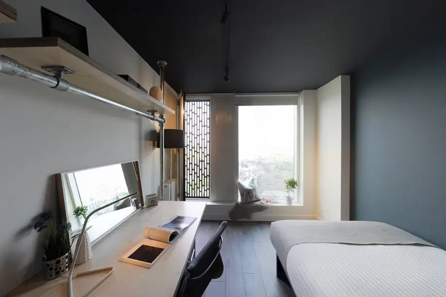 Room Middlesex Street in City of London