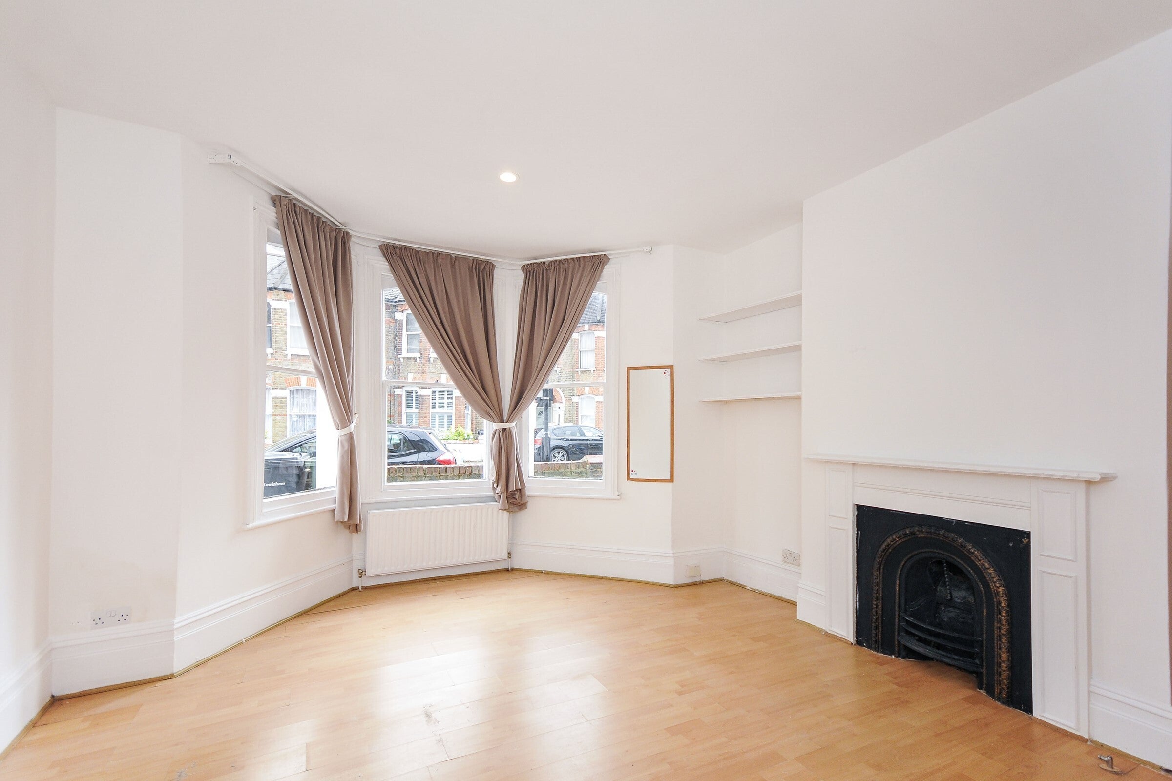 Flat Sandrock Road in Greater London