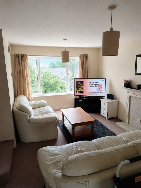 Room Wheeler Road in Crawley