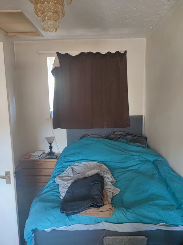 Room Wheeler Road in Crawley
