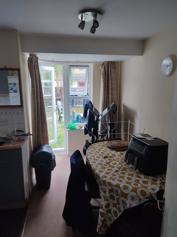 Room Wheeler Road in Crawley