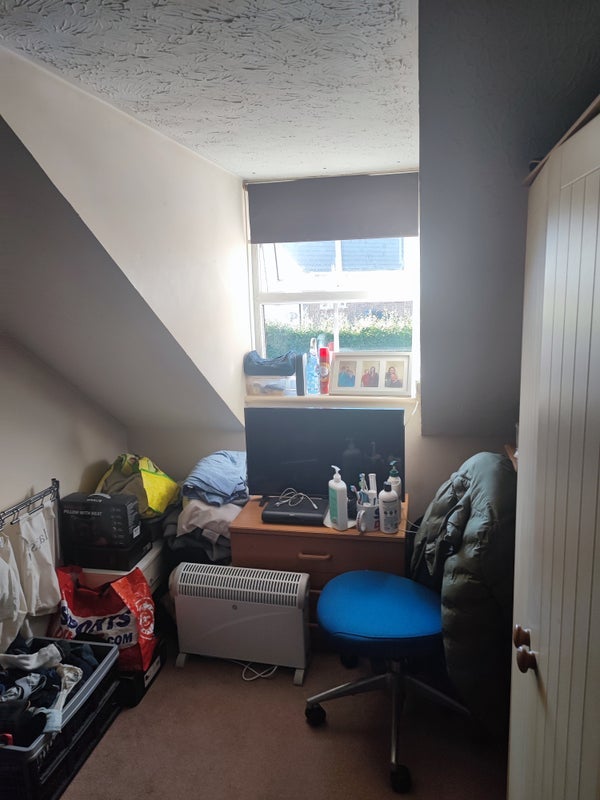 Room Wheeler Road in Crawley