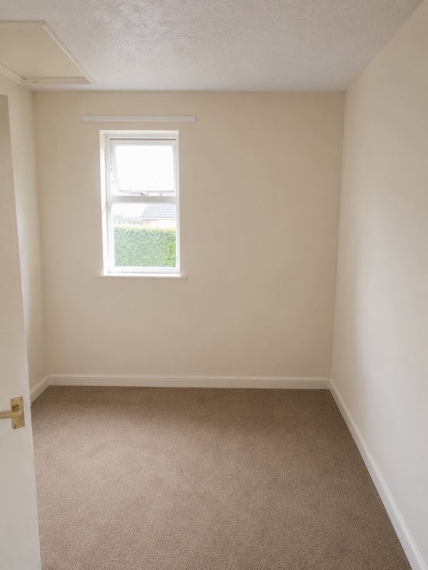 Room Wheeler Road in Crawley