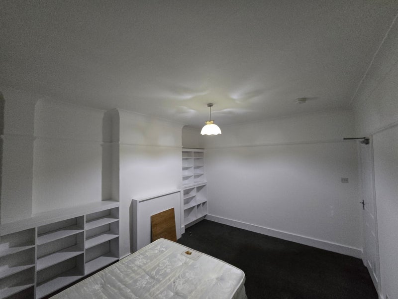 Room Limpsfield Avenue in Greater London