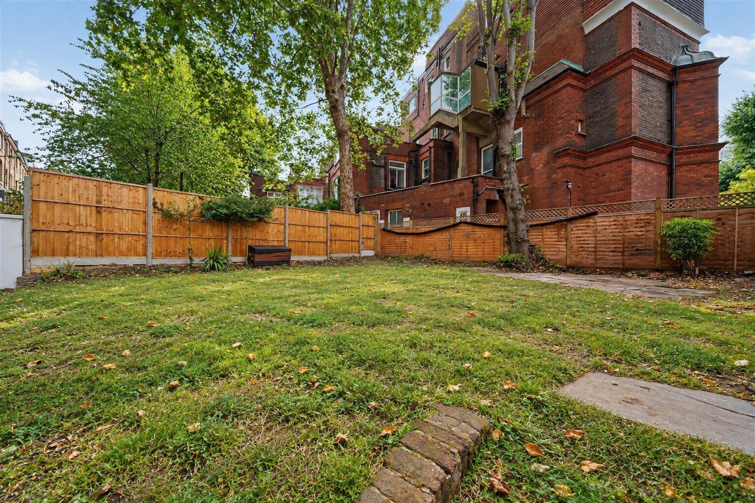 Flat Eton Avenue in Greater London