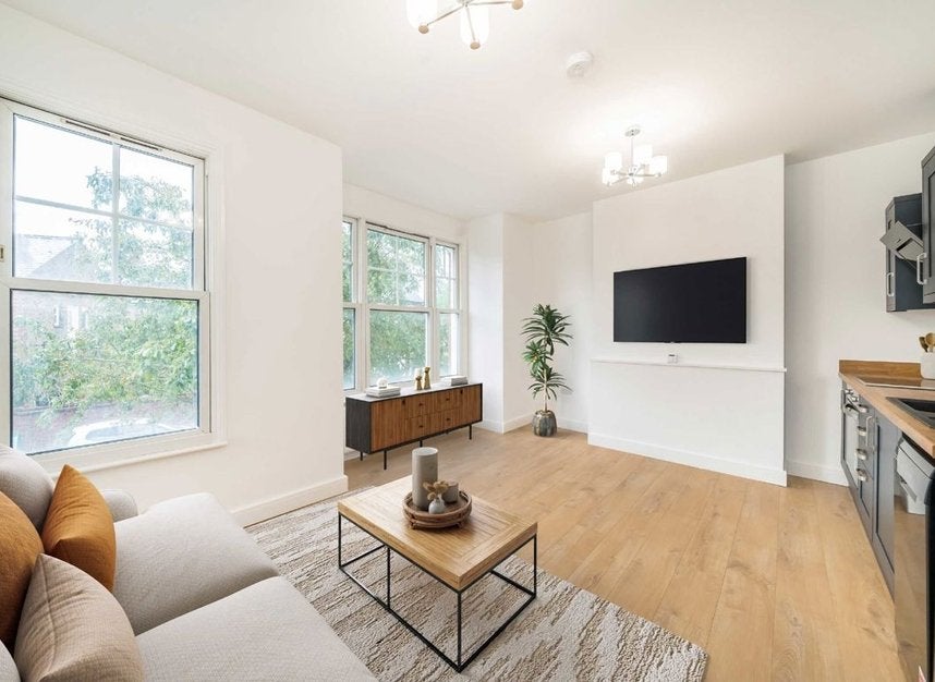 Flat Midmoor Road in Greater London