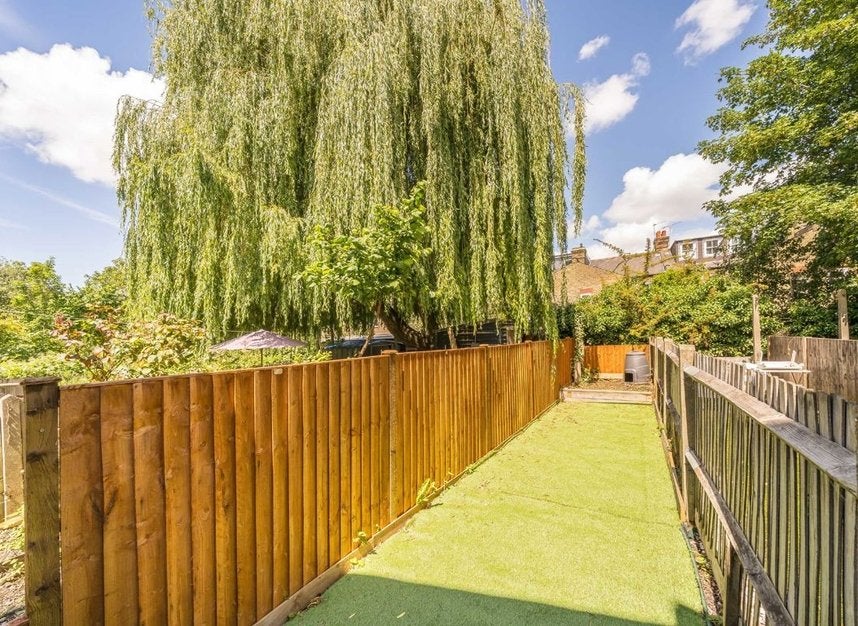 Flat Midmoor Road in Greater London