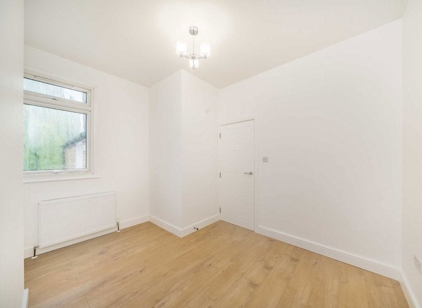 Flat Midmoor Road in Greater London