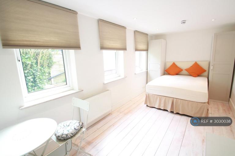 Flat Hale Lane in Greater London