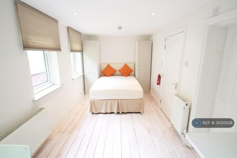 Flat Hale Lane in Greater London