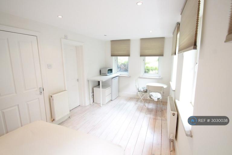 Flat Hale Lane in Greater London