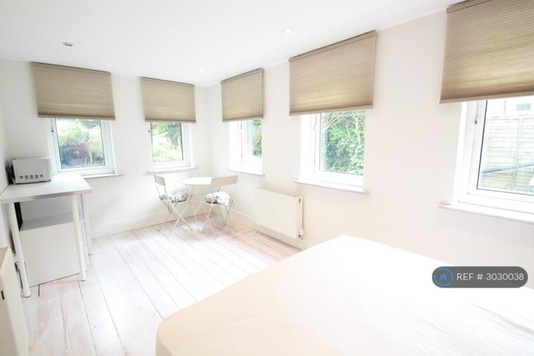 Flat Hale Lane in Greater London