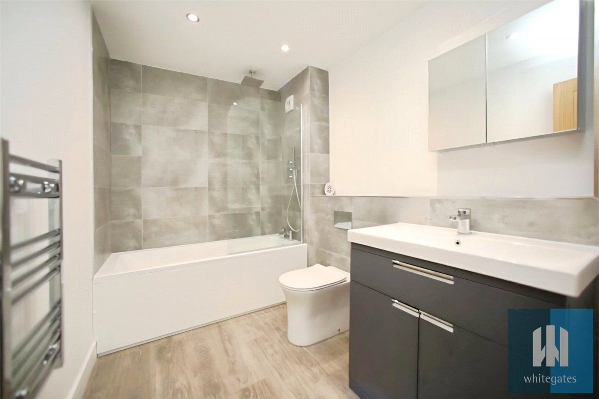 Flat Clarendon Road in Leeds