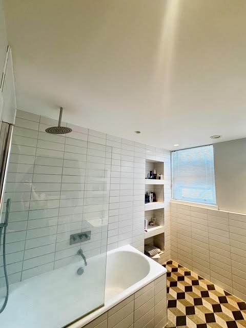 Room Mandrell Road in Greater London