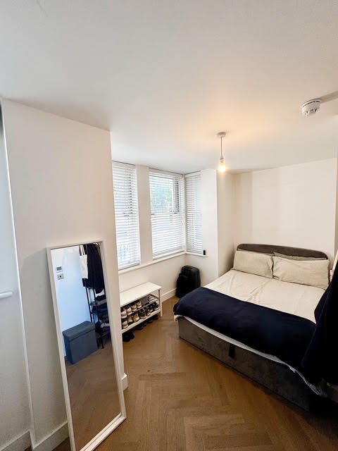 Room Mandrell Road in Greater London