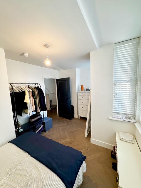 Room Mandrell Road in Greater London